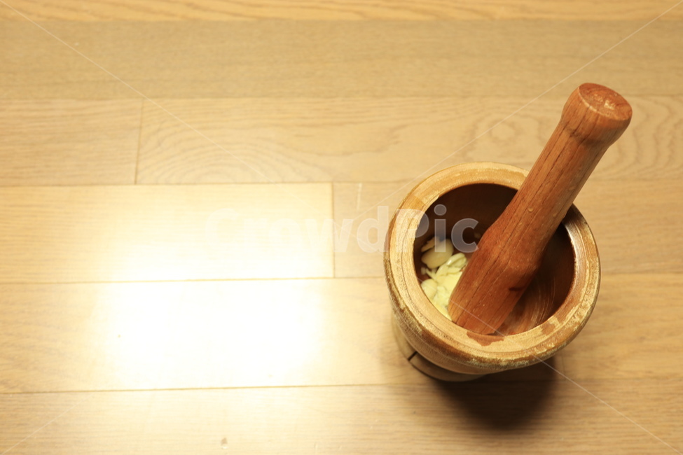 Grinding Garlic,mortar,cooking utensils,mortar and pestle,tree