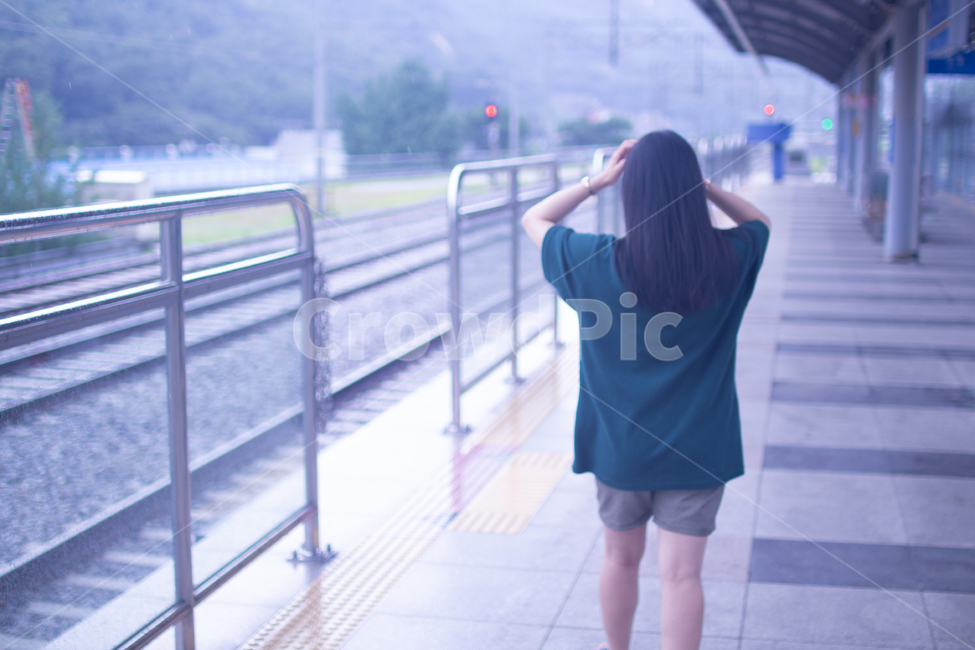 철길,소녀,여성뒷모습,기찻길,지하철,지하철역,대성리역,난간,인간,사람,여성,handrail,banister,person,railing,human,사람,인물,인간,human,person,여성,여자,woman,female,lady