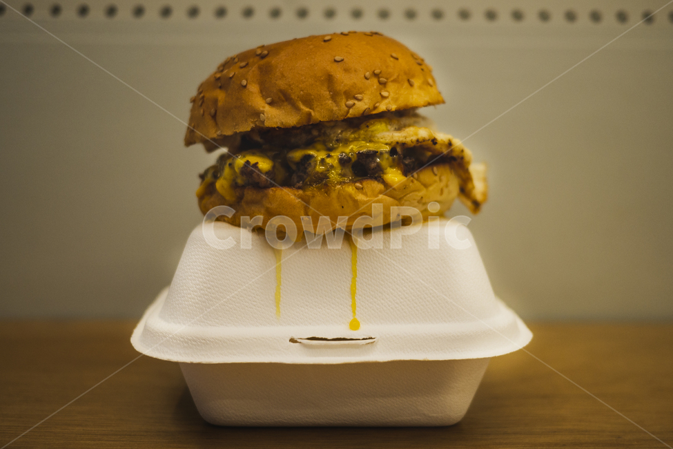 치즈버거,버거,햄버거,수제버거,햄버거박스,치즈,빵,패티,나무테이블,hamburger,burger,cheese,음식,식재료,요리,food,cook,meal,dishes,food reserves,양식,서양음식,서양요리,western food,western dishes,western meal,western cook