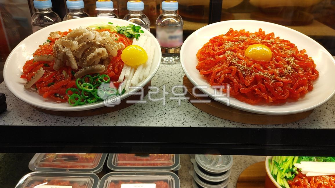 육회,음식,날것,소고기,푸드,먹거리,한국음식,전통음식,식사,food,dish,접시,진열장,디스플레이,계란노른자