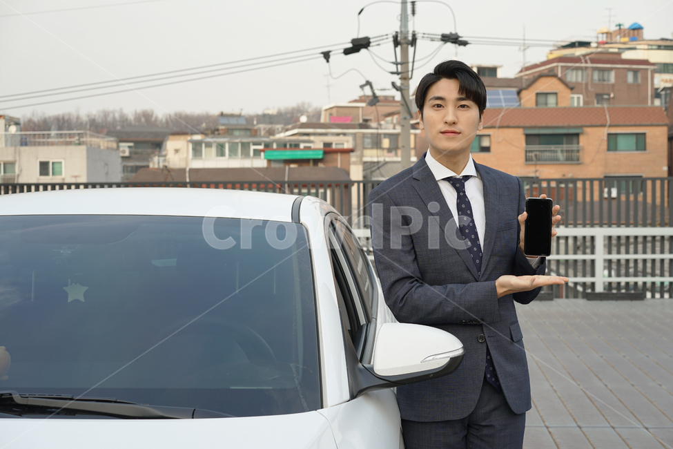 운전,차,차량,자동차,남자,남성,사람,직장인,출근,피곤,운전자,주차장,여유,정장,비즈니스,비즈니스맨,스마트폰,사람,인물,인간,human,person,남성,남자,man,male,교통,교통수단,traffic,transportation,정보통신기술,전자기기,전자제품,it,information,technology,electronic equipment,비즈니스,사업,business,service,work