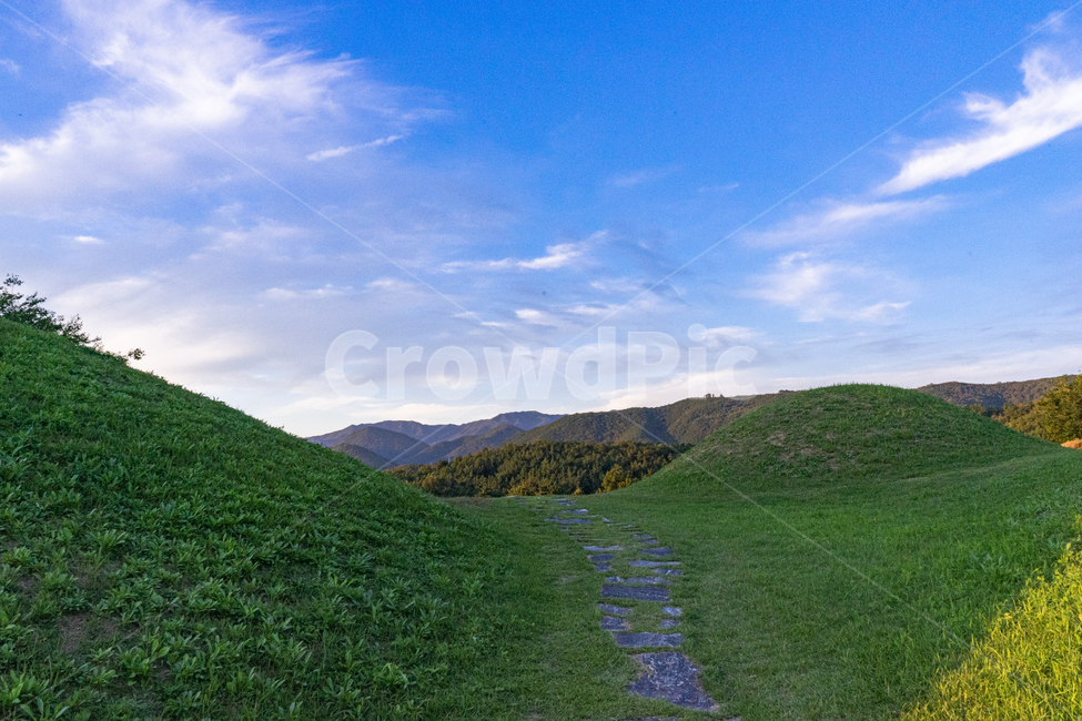 산책로,고분,유적지,하늘,산,outdoors,옥외,grassland,목초지,자연,nature,들,field,자연,풍경,nature,landscape