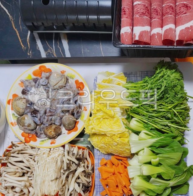 샤브샤브재료,새조개,조개,야채,채소,청경채,해물,해산물,만가닥버섯,버섯,느타리버섯,팽이버섯,쑥갓,미나리,당근,배추,소고기,소,고기,육류,샤브샤브고기,음식,food,meat,beef,seafood,seashell