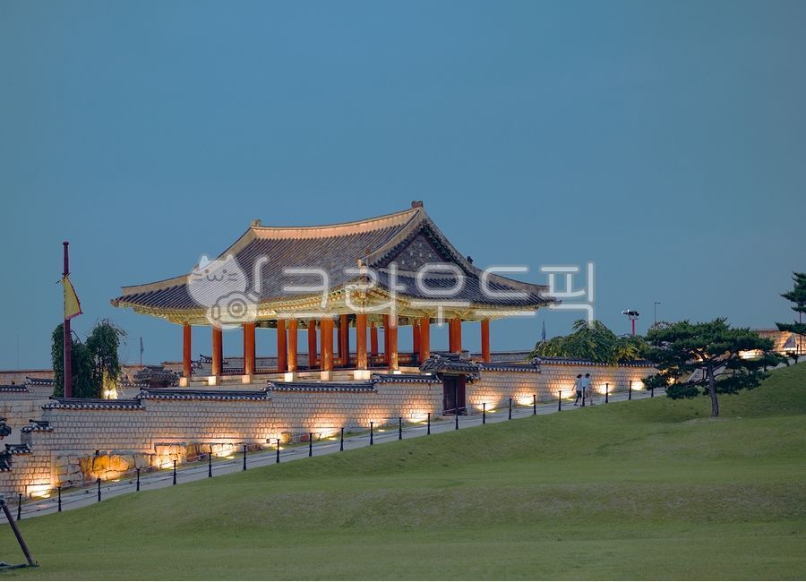 Hwaseong Temporary Palace,night view,traditional building,castle road,Suwonseong Fortress,Suwon city,Suwon,Changnyongmun Gate,building,Korean tradition