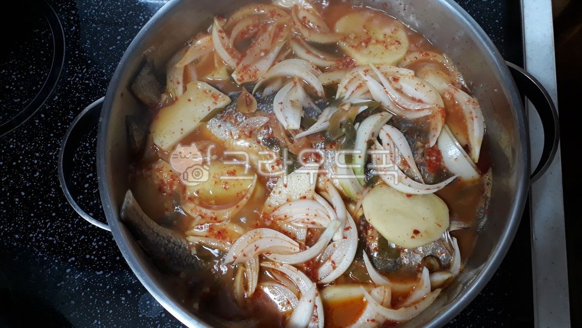 meal,stew,조기조림,조기찌개,조기,매운,따뜻한,뜨거운,hot,bowl,냄비,한국음식,전통음식,traditionalfoods,food,dish,요리,음식,감자,potatos,onions,양파,얼큰한,spicy,closeup