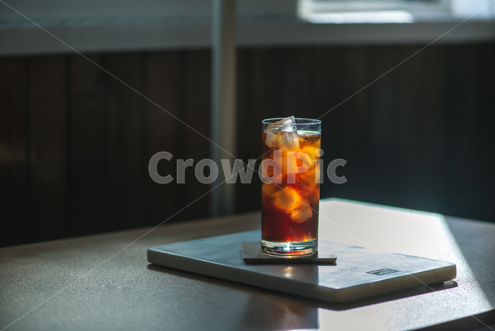 커피,아이스커피,아메리카노,블랙커피,coffee,icedcoffee,iced,americano,시원한,시원한음료,아이스아메리카노,아이스블랙커피,컵,유리컵,나무테이블,ice,아이스,커피,카페,coffee,cafe