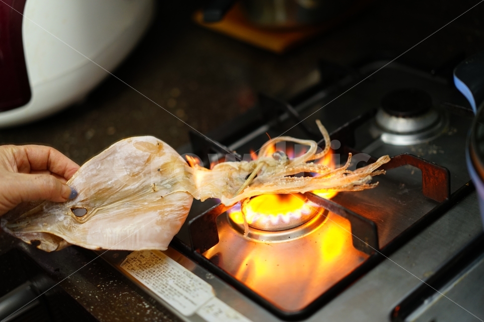 오징어,마른오징어,간식,안주,맥주안주,술안주,일상,손,가스렌지,먹거리,주전부리,구이,사람,인물,인간,human,person,음식,식재료,요리,food,cook,meal,dishes,food reserves,수산물,해산물,fishery products,seafood