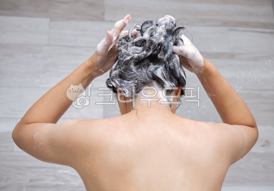 샤워,헤어,뒷모습,상반신,신체부분,머리감는,씻는,씻기,머리,머리카락,세정,세안,머리감기,머리감다,욕실,샤워실,샴푸,바디샴푸,바디,미녀,젊은,여자,여성,우먼,뷰티,나체,벗은,누드,사람,예쁜,이쁜,스파,온천,거품,폼,위생,동양인케어,보습,버블,섹시한,컨디셔너,릴렉스,힐링,릴렉싱