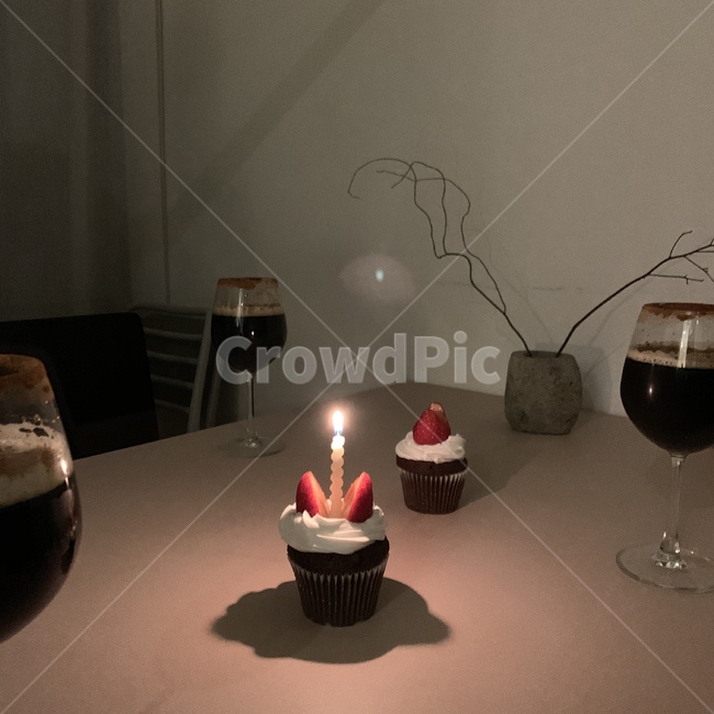 흑맥주,컵케이크,홈파티,맥주파티,촛불,케이크