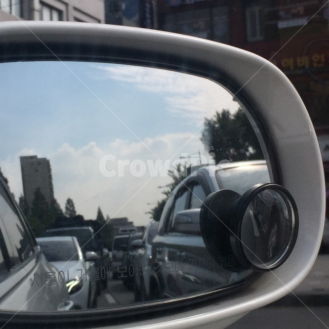 자동차,도로,vehicle,거울,trasportation,car,하늘,차도,백미러,자동차백미러,나무,구름,건물,차분한,평범한,햇빛,차,automobile,교통,차량