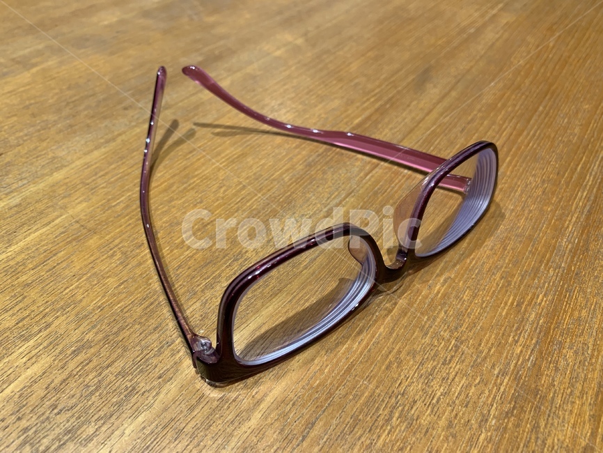 안경,뿔테안경,뿔테,안경알,안경다리,유리,보라색,유리알,보라,렌즈,나무바닥,glasses,woodflooring,plasticframe,hornrimmedglasses,glasslens,lens,glass,purple