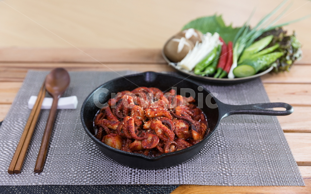 주꾸미,요리,다이어트,매운음식,식기류,건강식,조리법,그릇,테이블,식사,맛있다,먹다,별미,낙지,문어,맵다,짜다,준비,숟가락,식탁,붉다,해산물,바다요리,재료,배고프다,무침,볶음,식당,볶다,젓가락,매콤하다,양념,밥도둑,쌀,밥,야채,음식,식재료,요리,food,cook,meal,dishes,food reserves,한식,한국음식,한국요리,korean food,korean dishes,korean meal,korean cook