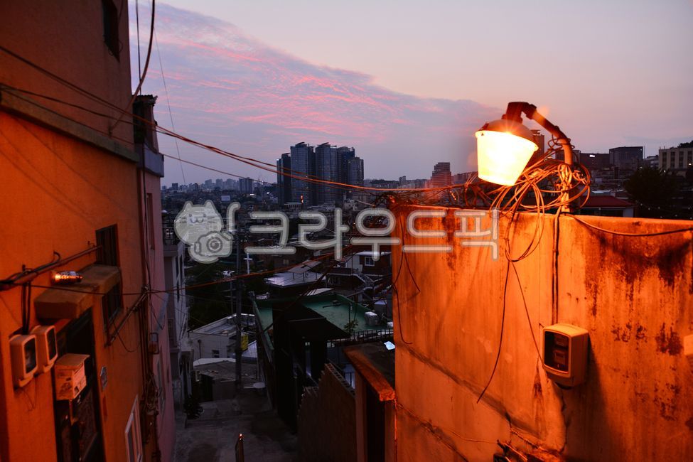 골목길,달동네,산동네,후암동,저녁무렵,옥외,도시,변두리,외곽지역,외등,보안등,안내등,가로등,불빛,건물,가난한,빈티지,낡은,오래된,초라한,벽면,담장,외벽,울타리,집,하우스,마을,동네,city,town,urban,metropolis,재개발지역