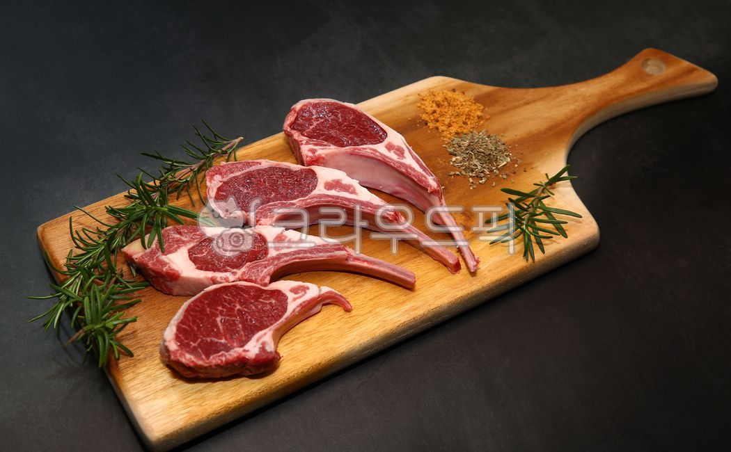 양,고기부위,주메뉴,로즈메리,로즈마리,음식재료,양갈비,생고기,허브,양고기,정육,도마,채소,뼈,날것,육류,요리,프렌치렉,고기,쯔란,음식,음식,식재료,요리,food,cook,meal,dishes,food reserves,육류,고기,meat