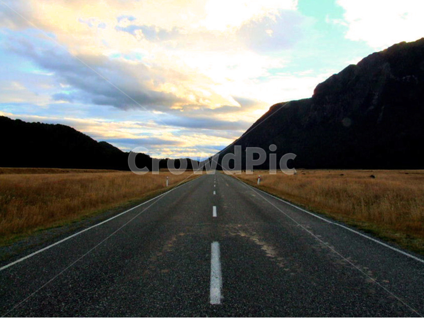 길,도로,가운데,지평선,하늘,구름,산,고속도로,인생,선택,진로,road,path,decision,choice,choose,life,highway,expressway,freeway,motorway,center,middle,horizon,sky,cloud,mountain,배경사진,배경화면,배경,풍경,풍경사진,평화로운,분위기,차분한,차분함,조용한,조용함,평화로움,scene,view,ambience,atmosphere,calm,peaceful,tranquil,still,background,자연,풍경,nature,landscape,교통,교통수단,traffic,transportation,고속 도로,asphalt,아스팔트