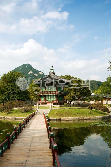 향원정,보물1761호,경복궁,문화재,유물,유적,유적지,고궁,궁전,궁궐,전통한옥,한옥,전통,문화,목조건물,건축물,건물,연못,기와집,문화유산,종로구,서울,한국,고건축,건축,관광지,한국전통,한국문화,korean traditional,korean culture,건축물,건물외관,exterior,building,structure,architecture,construction