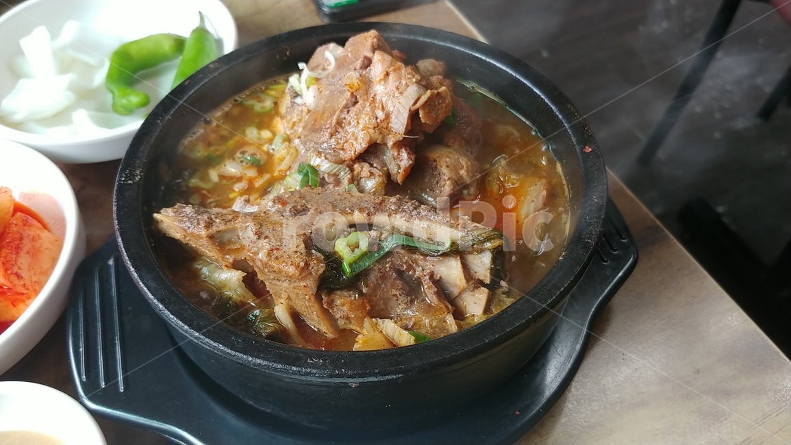 감자탕,뚝배기,해장국,국밥,한국음식,koreanfood,뼈다귀,식사,meal,한식,음식,식재료,요리,food,cook,meal,dishes,food reserves,한식,한국음식,한국요리,korean food,korean dishes,korean meal,korean cook