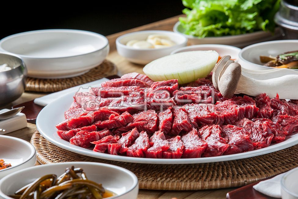 table setting,Rattan,onion,Korean beef sashimi,Assorted raw meat,cow,raw meat,beef,plate,Lettuce,Six sashimi,Cow Korean beef,Hanjeongsik,bamboo stand,rattan support,plate holder,mushroom,garlic,Korean cuisine,restaurant,Domestic Korean beef,Korean beef,fo