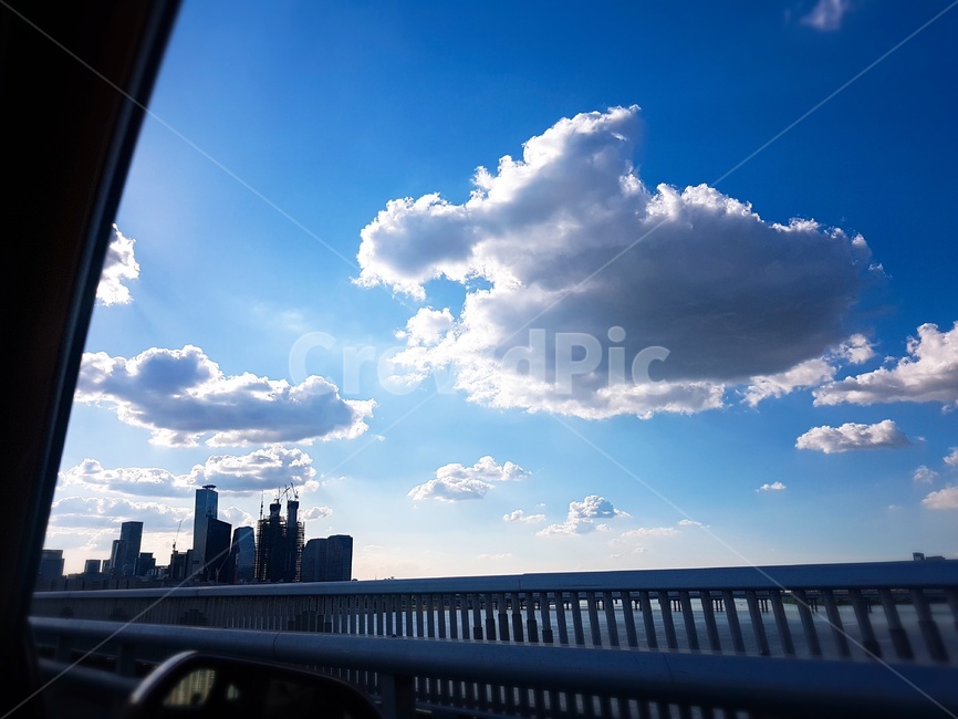 하늘,한강,강,물,파랑,구름,수평,blue,river,ciry,도시,seoul,sky,cloud,clouds,청량,청량감,청량함,차,차안,창문,창문풍경
