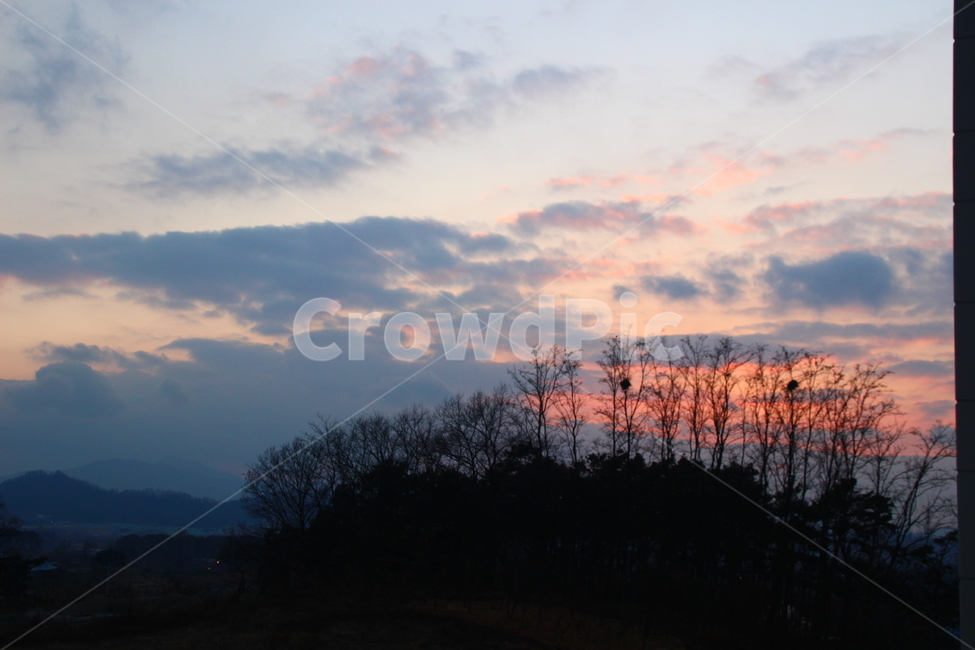 핑크빛노을,구름사이노을,창밖풍경,아름다운노을,저녁무렵,자연,풍경,nature,landscape,outdoors,옥외,sky,하늘,dusk,황혼,sunset,일몰,dawn,새벽,red sky,붉은 하늘
