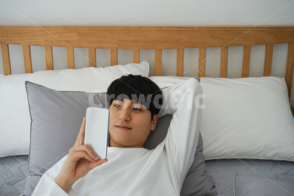 침대,침실,방,실내,집,하우스,남자,남성,이불,bed,휴식,휴일,핸드폰,휴대폰,모바일,집콕,방구석,일상,사람,인물,인간,human,person,남성,남자,man,male