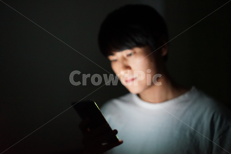 중독,게임중독,스마트폰중독,스마트폰,남자,밤,어둠,빛,전자파,게임,밤샘,addiction,smartphone,game,man,night,light,electromagnetic,사람,인물,인간,human,person,남성,남자,man,male,정보통신기술,전자기기,전자제품,it,information,technology,electronic equipment