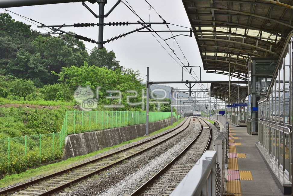 기차역,전철역,플랫폼,정거장,교통수단,대중교통,철길,철로,금속,전깃줄,화물열차,운송수단,역,펜스,야외,옥외,아웃도어,배경,바탕,백그라운드,대각선,아치,교통,교통수단,traffic,transportation