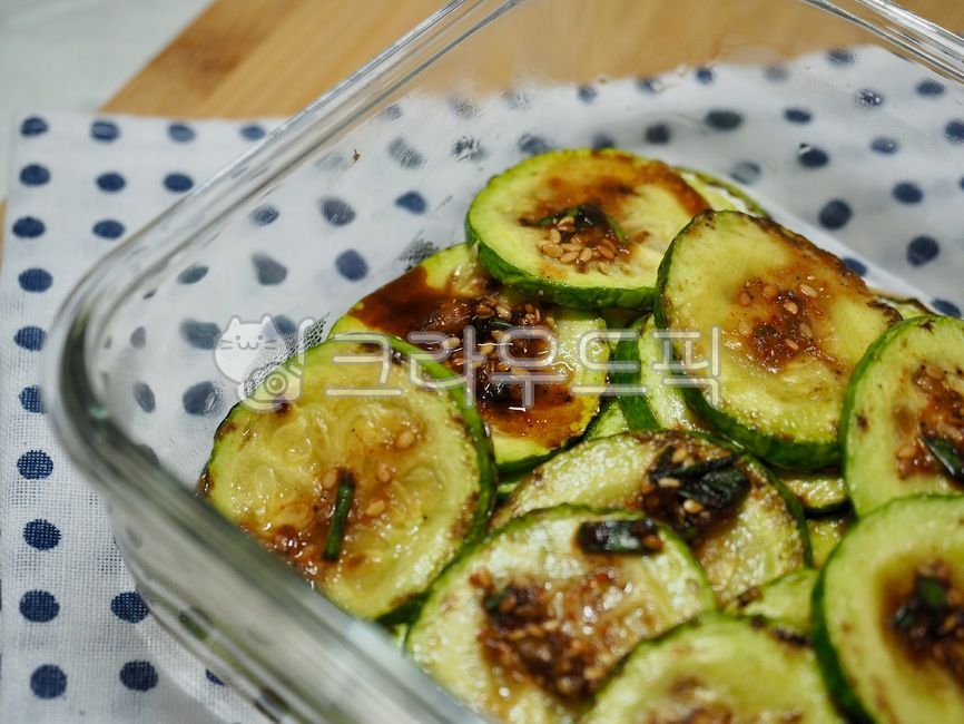 호박,애호박,호박구이,애호박구이,반찬,한국음식,아시아음식,배경,웰빙,채소,채소음식,간장양념,녹색,유리용기,음식,요리,간장,pumpkin,grilledpumpkin,sidedish,koreanfood,asianfood,background,wellbeing,vegetable,soysauce,green,glasscontainer,food,cooking