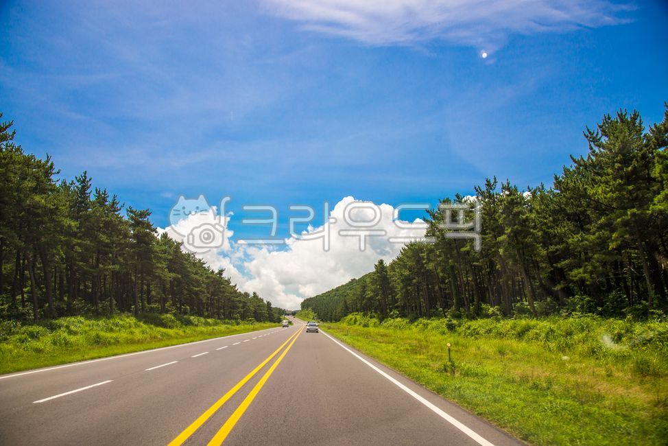 길거리,sky,간선도로,경관,아스팔트,blue,여름,구름,길,농촌,green,나무,수평선,들판,교통,주행,시골길,sunny,road,freeway,asphalt,한적한