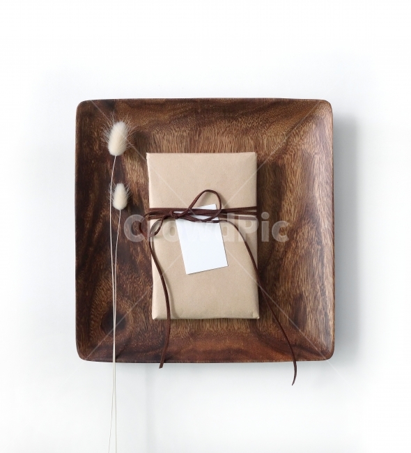 wooden plate,gift,memo,woodplate,paper packaging,kitchentools,wood pattern,gift box,prop,dried plants,tag,event,texture,driedplant,whitebackground,square,gift wrapping,giftbox,object
