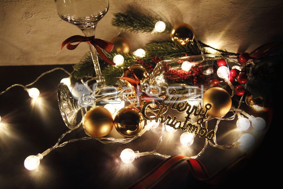 크리스마스,파티,연말,카피공간,배경,와인잔,오너먼트,골드,심플,벽,리본,빨간색,빨강,레드,톤앤톤,glass,유리,공,잔,와인파티,초대,wineglass,와인잔,와인,전구,조명,알전구,빛,반짝이는,lighting,어두운,어둠,메리크리스마스,성탄절,merry christmas