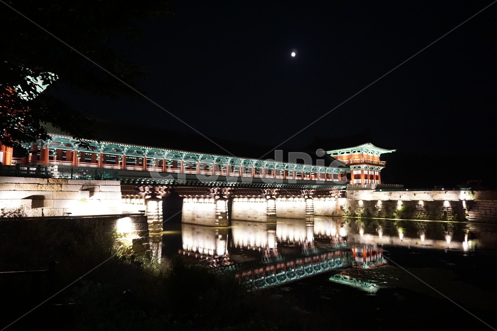 다리,월정교,원효대사,달,반사,경주,bridge,sky,landscape,night,nightview,light,dark,야경,밤,풍경,nightscape,night,landscape,한국전통,한국문화,korean traditional,korean culture,랜드마크,landmark,tourist attraction,한국랜드마크,한국관광지,한국명소,korea landmark,korea tourist attraction,건축물,건물외관,exterior,building,structure,architecture,construction,건물