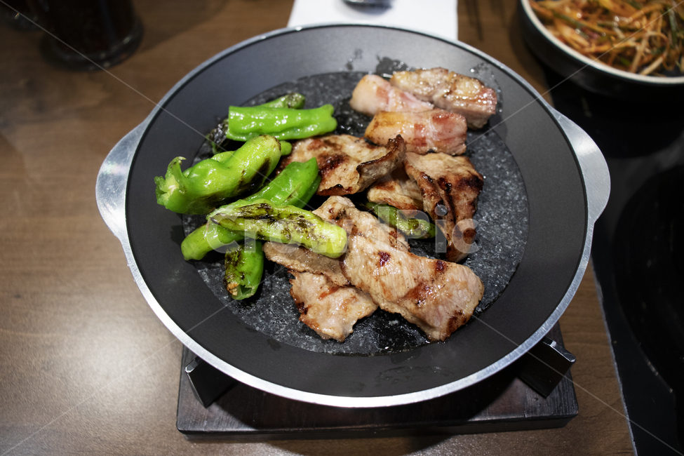 meal,식사,dish,요리,food,음식,고기집,식당,음식점,한식,돼지고기,삼겹살,그린빈,고기,돼지,익힌돼지고기,철판,음식,식재료,요리,food,cook,meal,dishes,food reserves