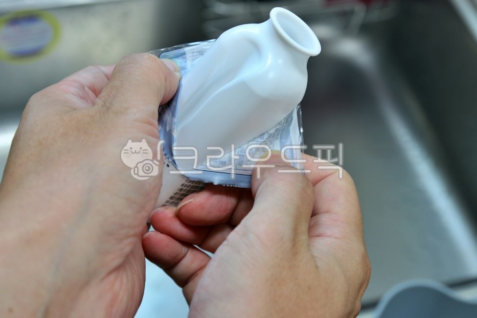 finger,plastic,plastic recycling,Separate discharge,Remove wrapping paper,recycle,Separate collection,Recyclable waste
