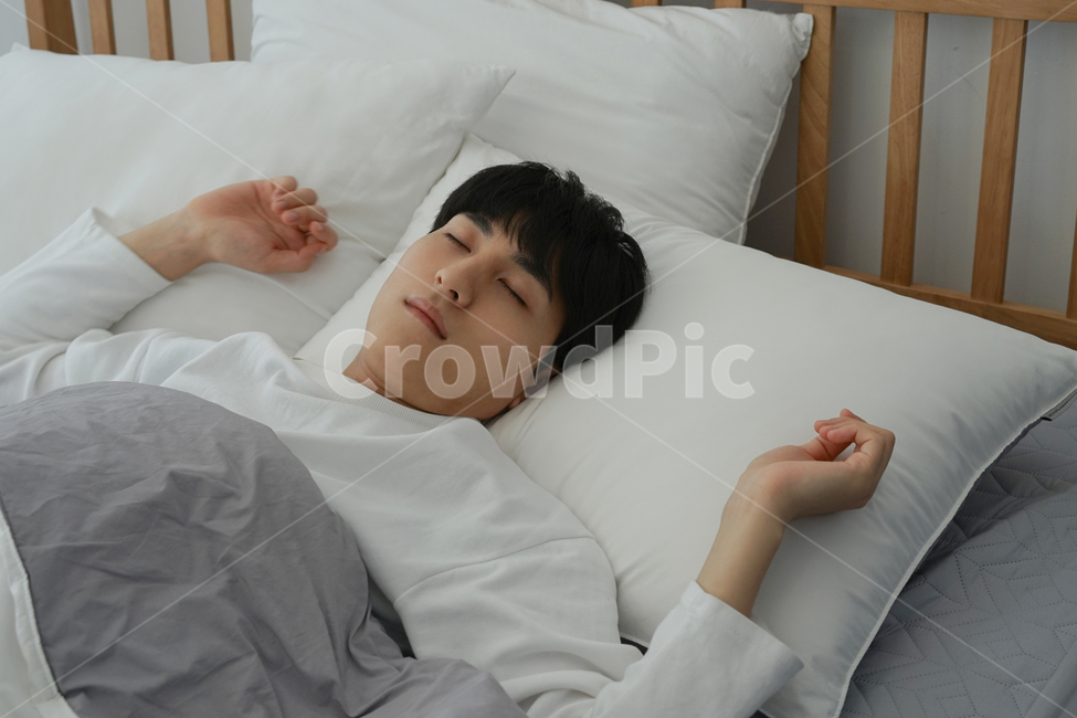 침대,이불,침실,방,남자,남성,수면,취침,잠,낮잠,늦잠,사람,인물,인간,human,person,남성,남자,man,male