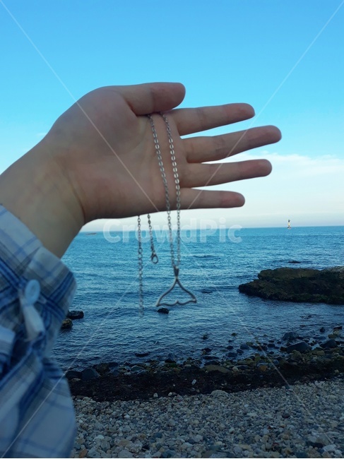 바다,목걸이,바닷가,손,하늘,고래꼬리,수평선