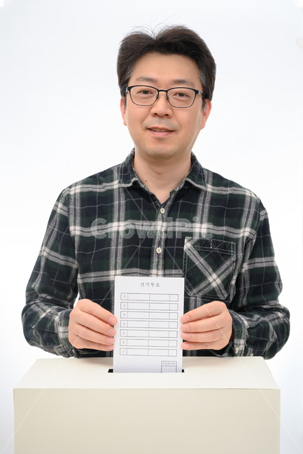 선거,투표,표,선거운동,유권자,주권,권리,의무,기본권,선출,득표,표결,다수결,투표용지,정치,정당,민주주의,투표함,선택,국민투표,지방선거,결정,국회의원선거,대통령선거,국민,총선,대선,종이,의사결정,비즈니스맨,여론,평화,넣기,빈,카피스페이스,제도,개념,누끼,남자,남성,1명,한국인,일본인,중국인,아시아인,중년,찬성,반대,찬반투표,카피,스페이스,비즈니스