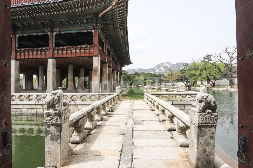 경복궁,문화재,서울,건축,궁전,문,지붕,기와,돌담,돌기둥,고건축,종로구,한옥,한국,건청궁,창호지,서까래,석가래,기둥,창살,흙길,주춧돌,추녀,목조건축물,창문,처마,단청,한국전통,한국문화,korean traditional,korean culture,랜드마크,landmark,tourist attraction,한국랜드마크,한국관광지,한국명소,korea landmark,korea tourist attraction,건축물,건물외관,exterior,building,structure,architecture,construction