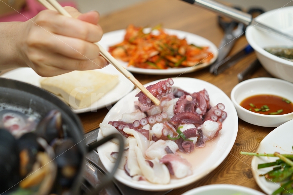	문어,안주,술안주,해천탕,먹방,푸드,회식,모임,식사,저녁,술자리,소주한잔,해물,해산물,젓가락질,만남,사람,인물,인간,human,person,신체일부,몸,body,음식,식재료,요리,food,cook,meal,dishes,food reserves,수산물,해산물,fishery products,seafood,한식,한국음식,한국요리,korean food,korean dishes,korean meal,korean cook