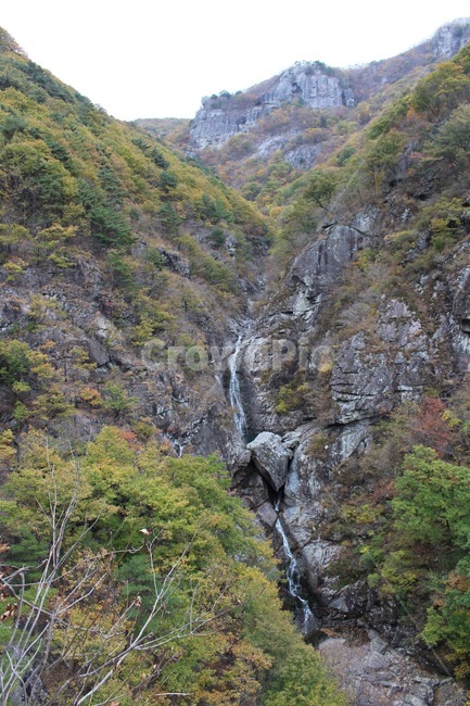 폭포,층층폭포,물줄기,바위,바위산,waterfall,falls,rock,mountain,nature,산,자연,자연,풍경,nature,landscape,outdoors,옥외,river,강,water,물