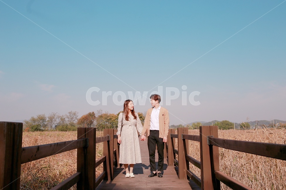 포즈,커플,마주보다,가을,억새,갈대,갈대밭,억새밭,부부,가을,계절,fall,autumn,season,사람,인물,인간,human,person,연인,커플,사랑,lover,couple,railing,난간,banister,handrail,bridge,다리,boardwalk,산책로,building,건물