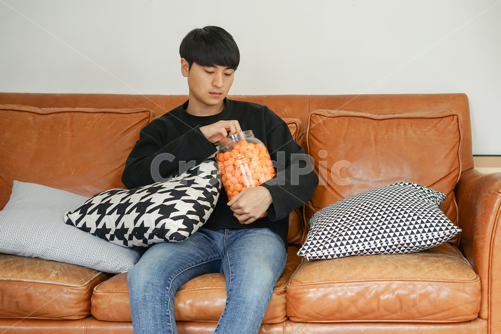 쇼파,소파,휴식,남성,남자,거실,휴일,sofa,실내,쿠션,rest,가구,과자,음식,간식,주전부리,집콕,방구석,일상,집돌이,사람,인물,인간,human,person,남성,남자,man,male