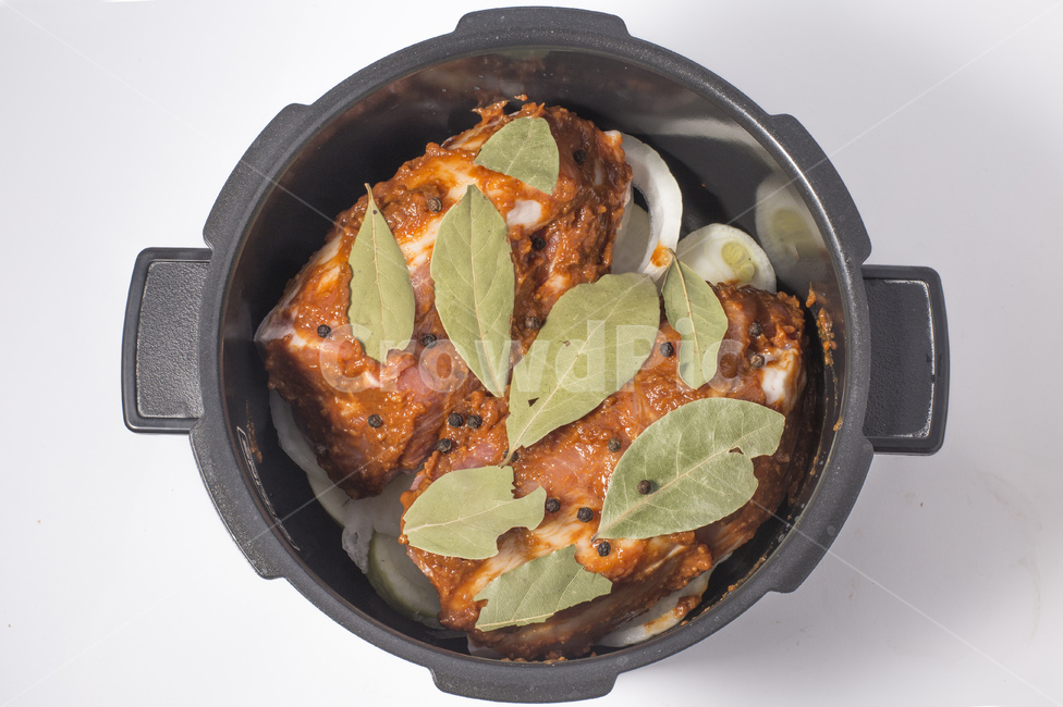 수육,고기,돼지고기,육식,육류,한식,음식,요리,밥솥,안주,찜,된장,월계수잎,통후추