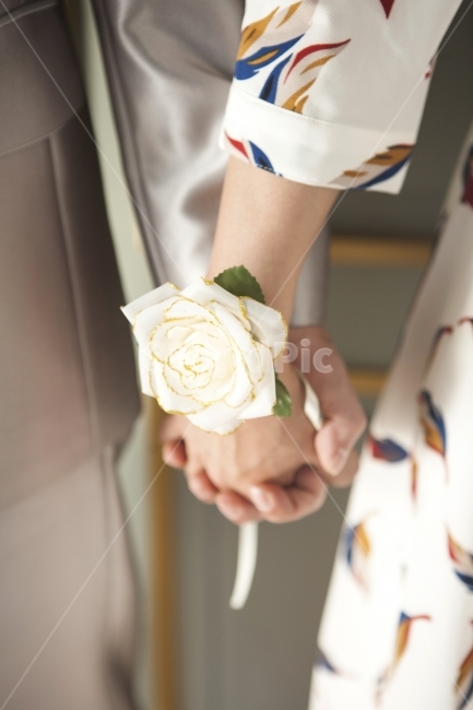 사진,촬영,포토,웨딩,남녀,결혼,시작,장미,신부,브라이드,축복,손잡다,손,커플,봄,클로즈업,신랑,러브,사랑,예복,드레스,피로연,스튜디오,반지,결속,허니문,꽃,플라워,백장미,약혼,키스,연인,남편,아내,턱시도,수트,신혼여행,손깍지,컨셉,사람,인물,인간,human,person,신체일부,몸,body,연인,커플,사랑,lover,couple,결혼,혼례,웨딩,wedding,marriage,marry,기념일,축하,anniversary,congratulation,celebrate,celebration