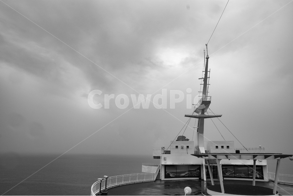 바다,흐린날,배,여객선,고기잡이배,도전,폭풍,태풍,vehicle,용기,watercraft,transportation,흑백,모노톤,monochrome,black and white