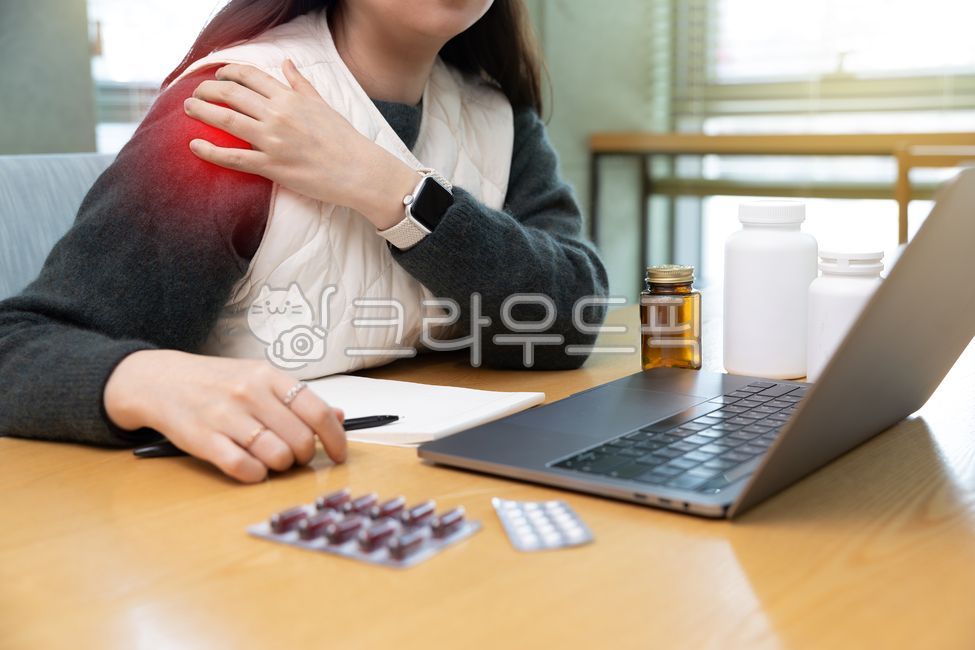laptop,remote,explanation,Hurt,house,healthcare,computer,medicine cabinet,patient,living room,Nonfacetoface treatment,bust,female,shoulder,frozen shoulder,communication,conversation,Video call,telemedicine,burn,diagnosis,medicine,appeal,korean,doctor,Medi