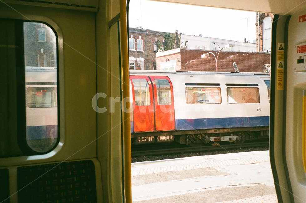 지하철,풍경,교통,vehicle,기차역,trainstation,terminal,transportation,train,기차,런던,승차,역,정적,고요,따뜻함,감성,겨울,가을,해외,여행,해외풍경,도시,출근길