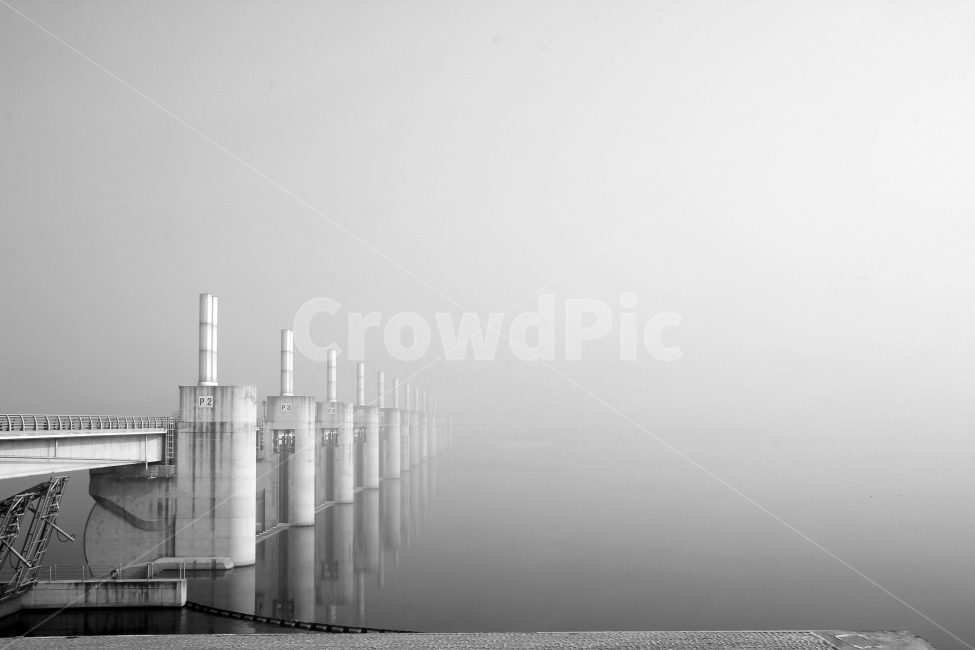 여주보,강변,안개,아침,여유,멀어짐,물안개,상쾌함,새벽,흑백,모노톤,monochrome,black and white,산업,industry,industrial,에너지산업,energy industry,nature,자연