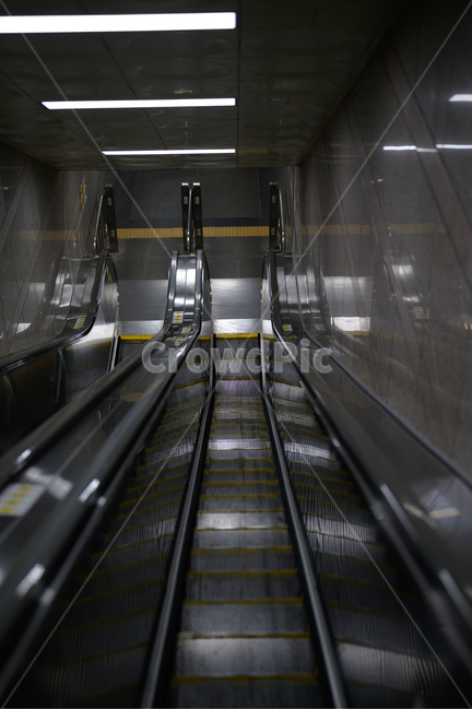 지하철역,에스컬레이터,지하철,입구,내려감,밤,night,escalator,subway