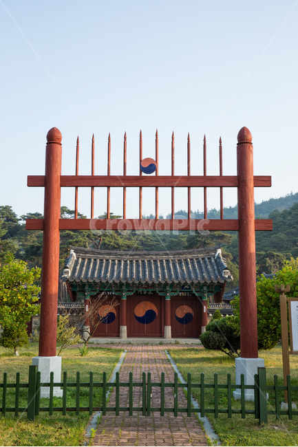 경북,한국,숭신전,경주시,경주,태극,기와,문,울타리,야외,산,나무,문화재,유적,전통건물,동천동,한국전통,한국문화,korean traditional,korean culture